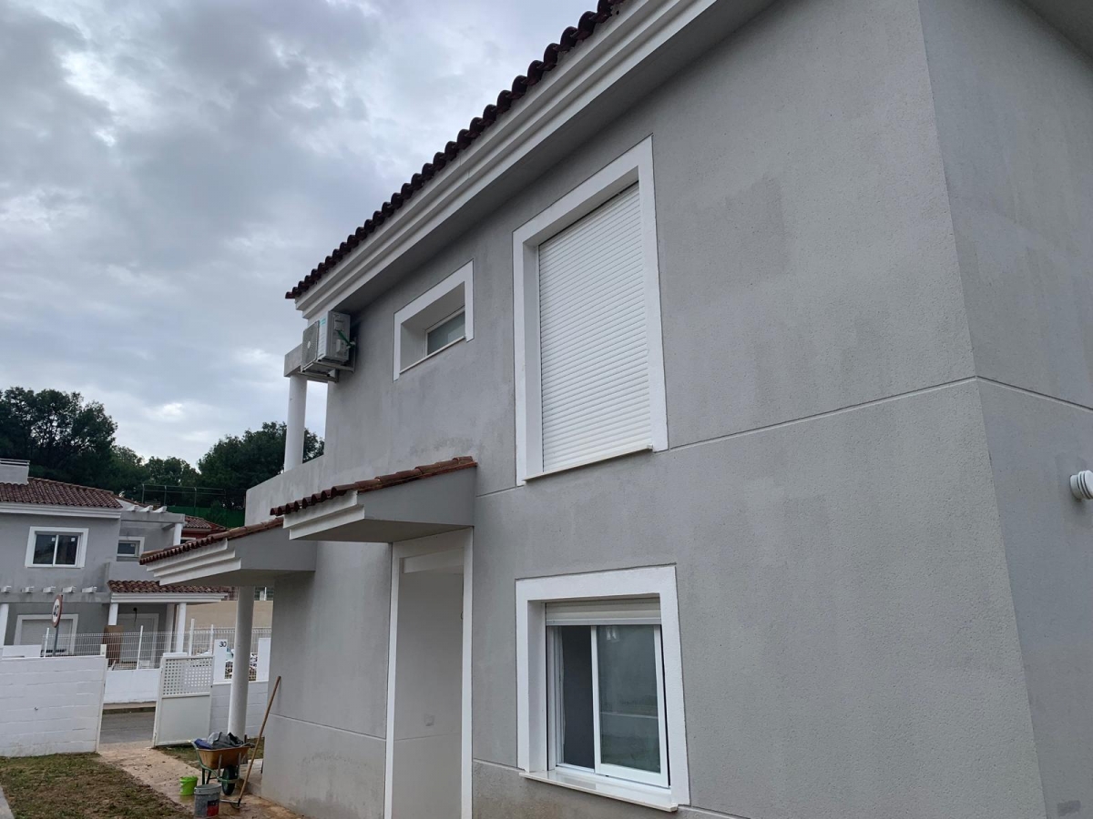 Los compradores de Calicanto Village exigen frenar la entrega de sus chalets a falta de la licencia de primera ocupación