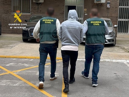 Dos detenidos en San Vicente por repostar cambustibe con tarjetas falsas en camiones con matrícula internacional
