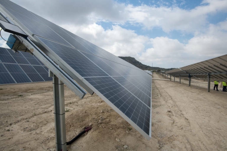 Urbanismo de Cartagena paraliza cautelarmente dos plantas fotovoltaicas de Los Belones por incumplir el proyecto autorizado