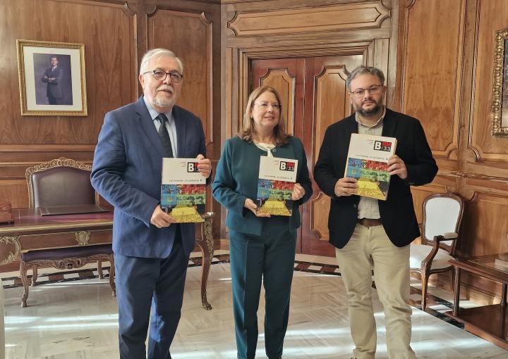 La presidenta de la Asamblea Regional, Visitación Martínez, recibe el Barómetro de otoño 2025 del CEMOP.