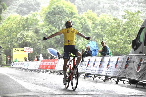 El ciclista alicantino Héctor Álvarez se lleva la Vuelta a Cantabria
