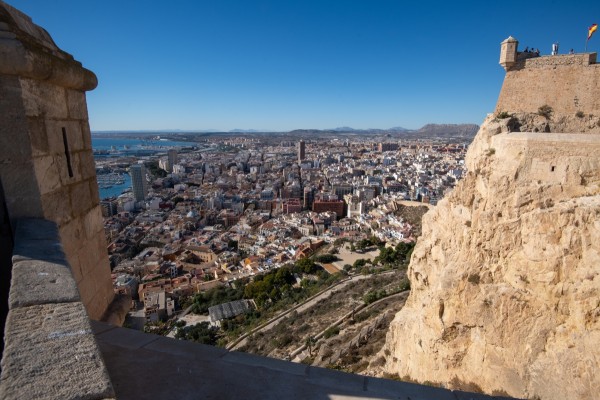 Alicante y su comarca: el imperio de los servicios
