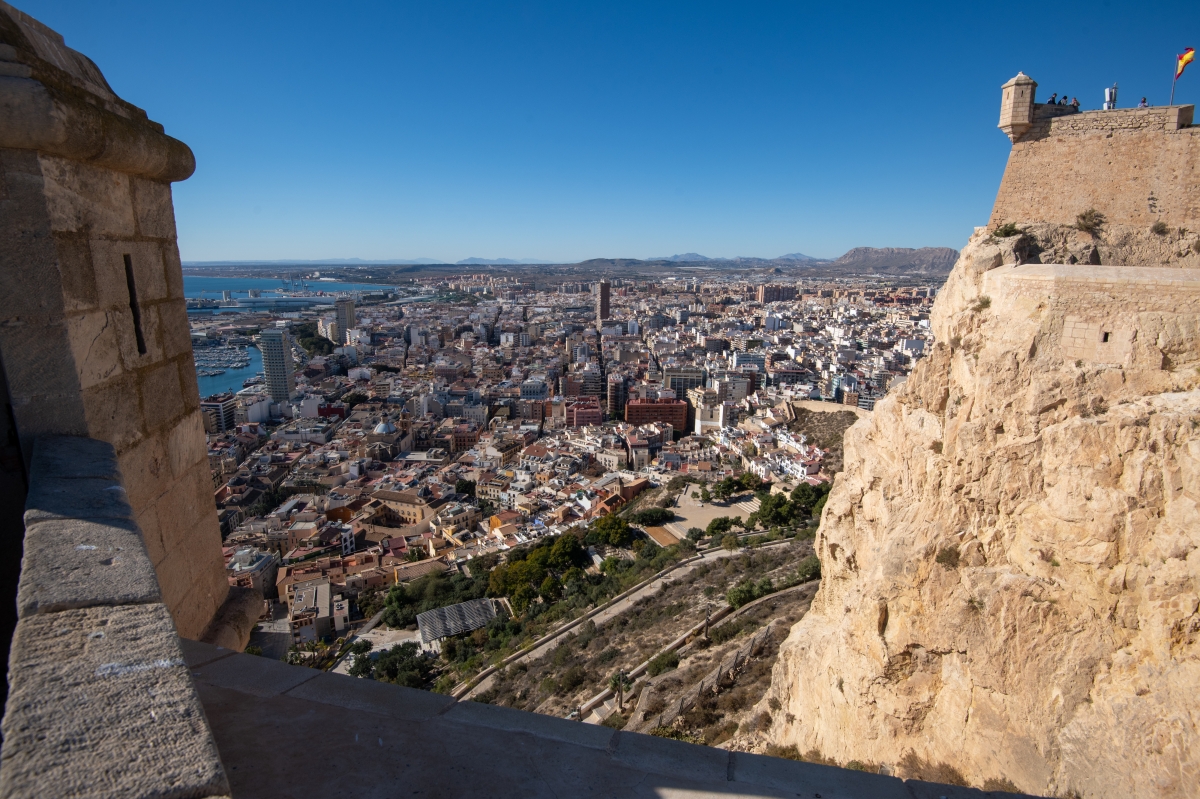 Alicante y su comarca, el imperio de los servicios