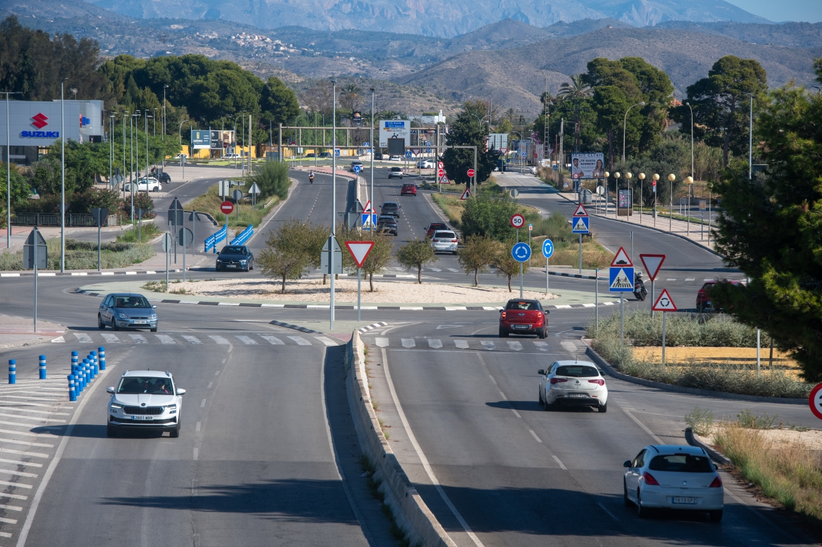 La vía de servicio de la antigua CN 332, en Sant Joan.