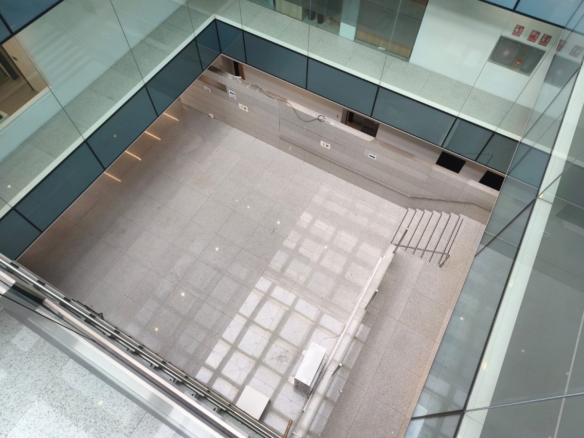 El edificio del antiguo hotel Palas, en proceso de desalojo.