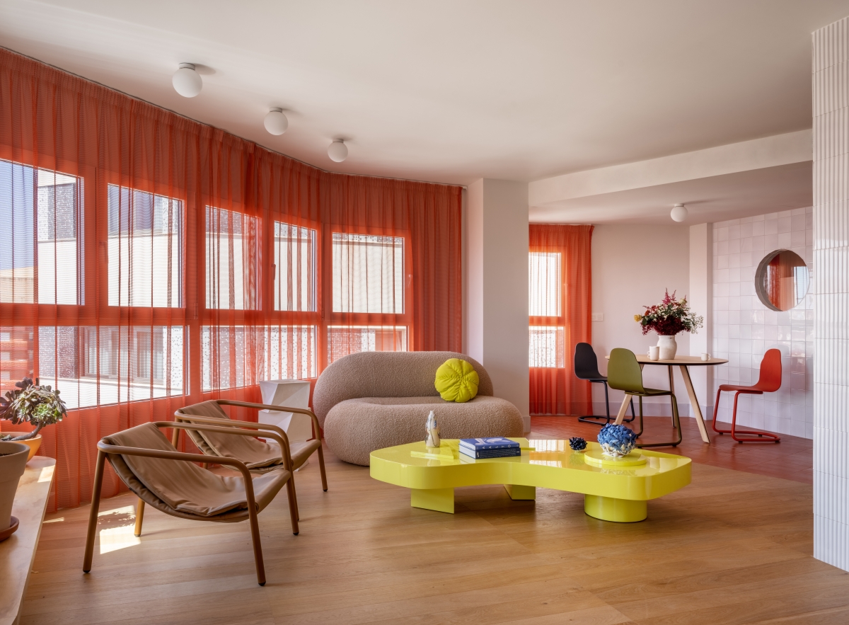 Quiero vivir en un barco: diseño murciano para una casa que quería tener buenas vistas y navegar entre colores