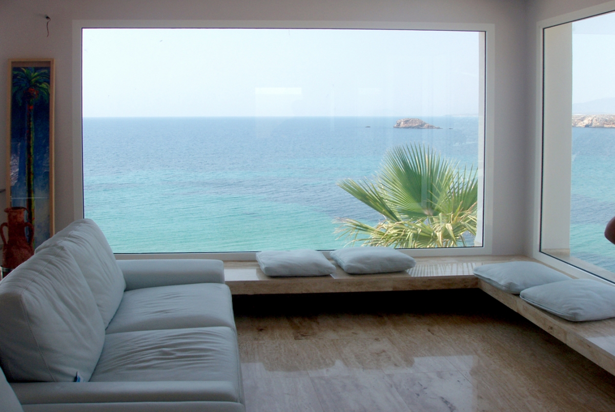 El lujo de vivir sobre un acantilado: así es esta casa que se asoma al mar en Cabo Cope