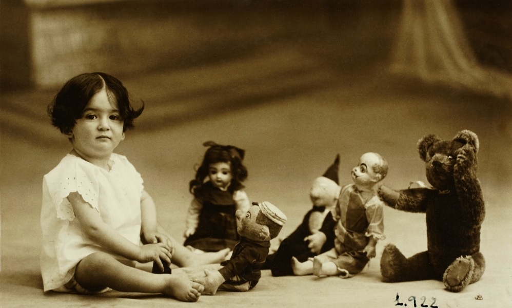 Así eran los juguetes de antaño en imágenes: cuando los Reyes traían muñecas de porcelana y caballitos de cartón