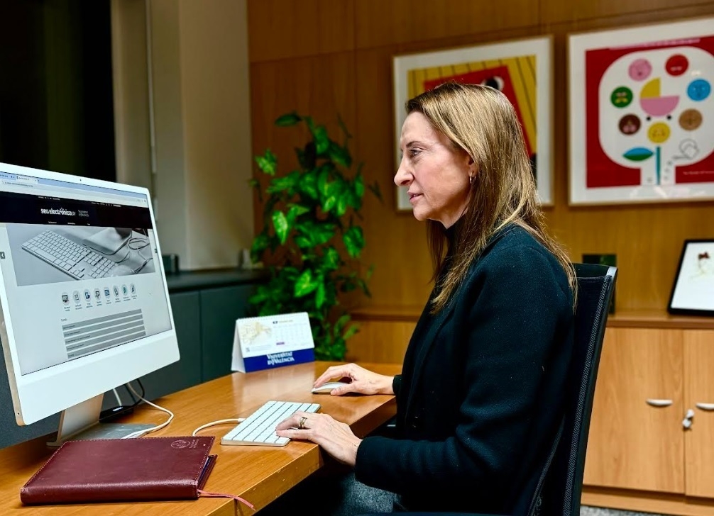 Ángeles Solanes dimite como vicerrectora para presentarse a rectora de la UV