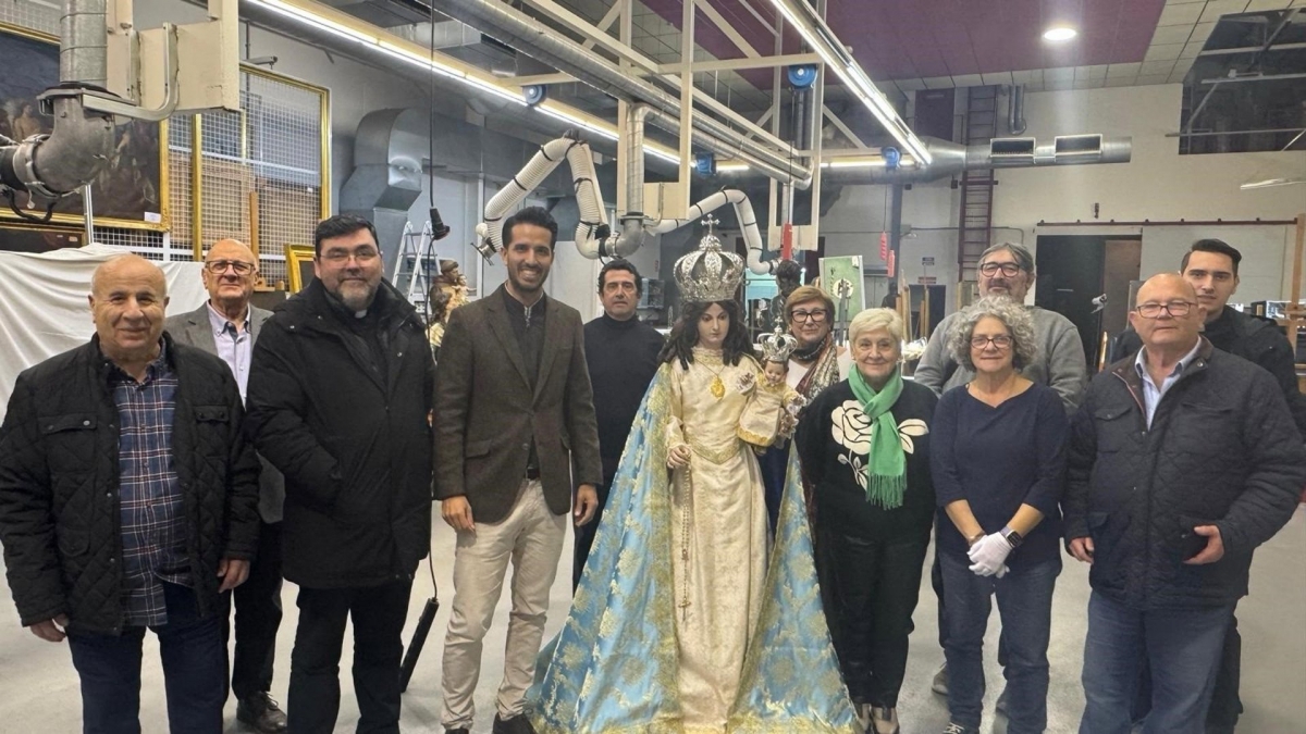 La Virgen del Rosario de La Alberca se somete a un 'chequeo' para constatar su buen estado de conservación