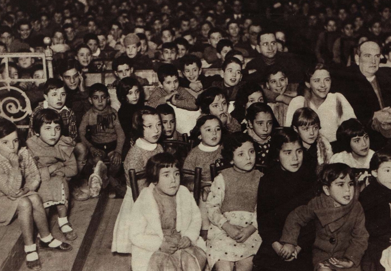 Público del guiñol de Álvaro Ponsá