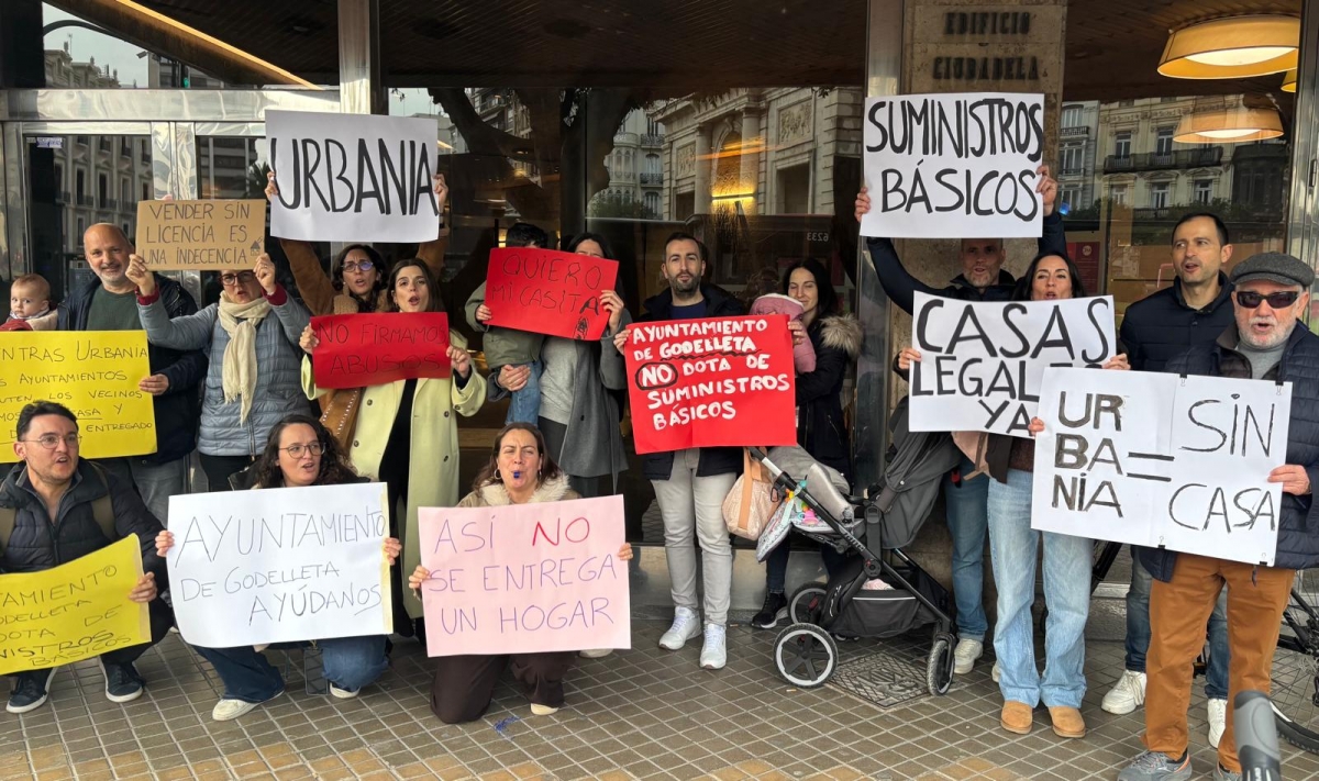 Los compradores de Calicanto Village se manifiestan frente a la sede de Urbania: 