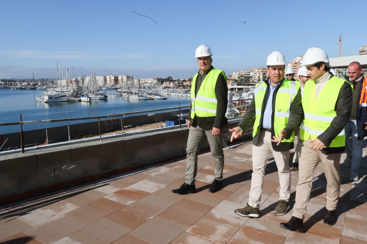 El president de la Generalitat, Juanfran Pérez Llorca, durante la visita a Torrevieja, acompañado por Martínez Mus.