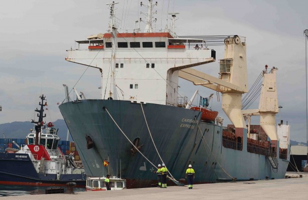 PortCastelló tasa el 'Caribana Express' en 700.000 € y ya espera en Vinaròs ser convertido en chatarra