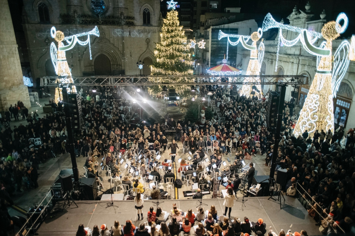 Castelló da la bienvenida a la Navidad con una fiesta infantil a ritmo de 'Nadales' en la plaza Mayor