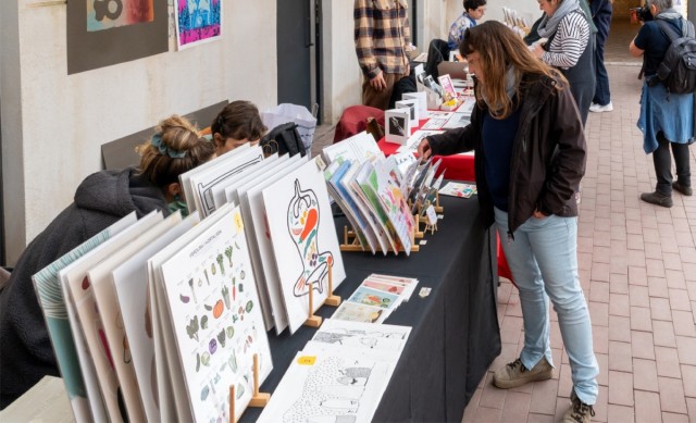 El Centro Cultural Nave 3 Ribes se resguarda del frío entre música, exposiciones y encuentros culturales