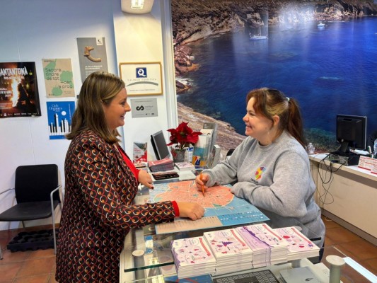 Castelló amplía a los domingos la apertura de la Oficina de Turismo situada en la plaza de la Hierba