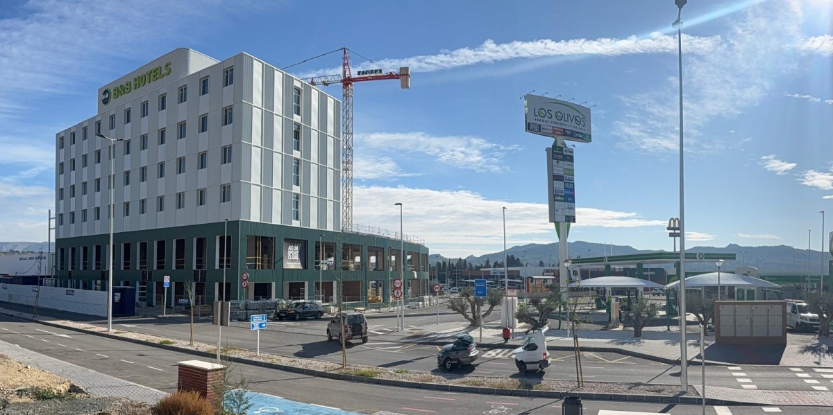 El centro comercial Los Olivos de Cieza se completa con un centro de ocio, tres tiendas, un gimnasio y un hotel