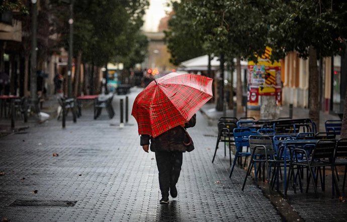 El temporal provoca desalojos en Alicante y barrancos desbordados en Valencia