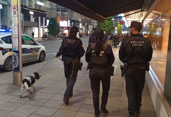 Alicante refuerza con diez policías locales la vigilancia en las principales zonas comerciales durante la Navidad