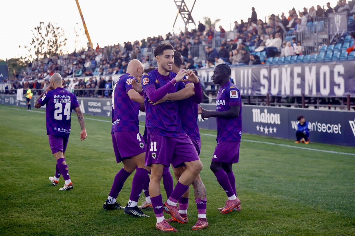 Los jugadores del Hércules CF celebran el tanto de Unai Ropero