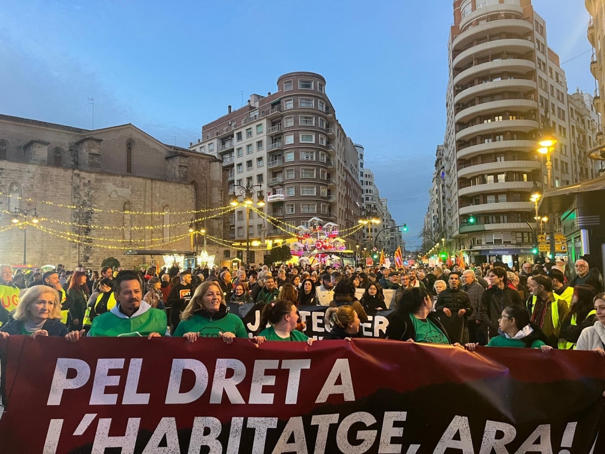 Una manifestación recorre el centro de València para reclamar el 