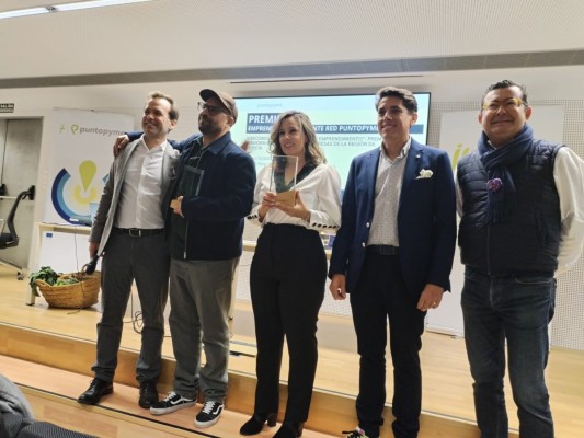 Las guitarras artesanales de Carthago Guitars y el comercio online de Soyflorista se alzan con Premio Emprendedor Excelente de la Región