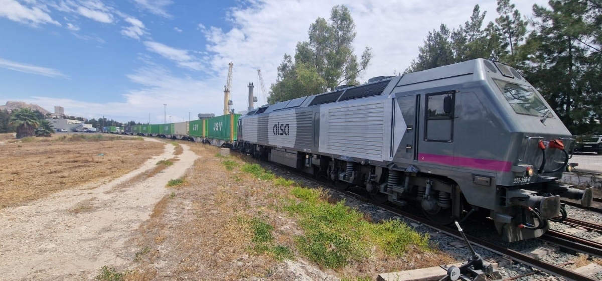 Un tren de mercancías en el recinto del Puerto de Alicante.