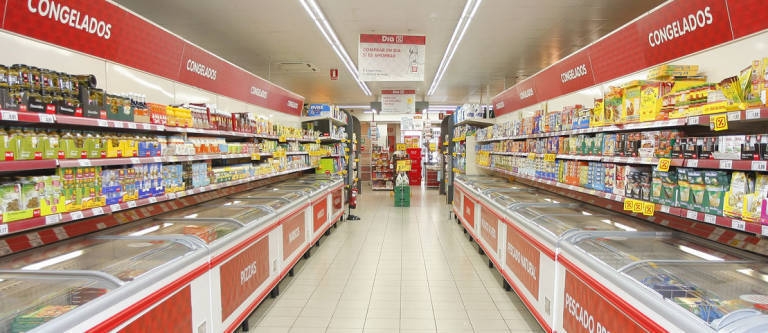 Los lineales de una tienda de DIA.