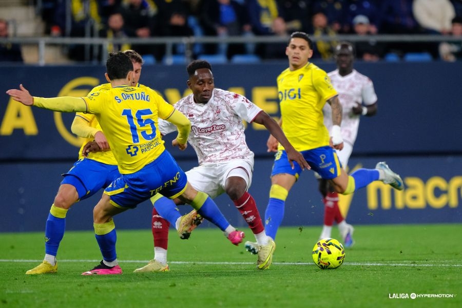 El Castellón pone fin a su buena racha con una derrota polémica en el Nuevo Mirandilla