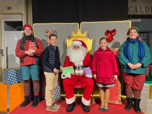 El Grau de Castelló recibe la visita de Papá Noel para compartir la ilusión con los más pequeños
