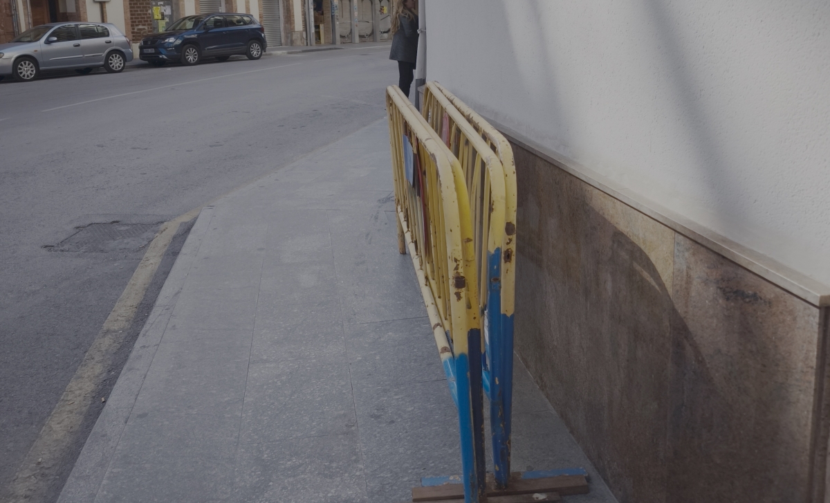 Orihuela Sin Barreras denuncia vallas y señales en las aceras que dificultan la accesibilidad