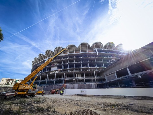 Comienza el izado de los pilares de la cubierta del Nou Mestalla