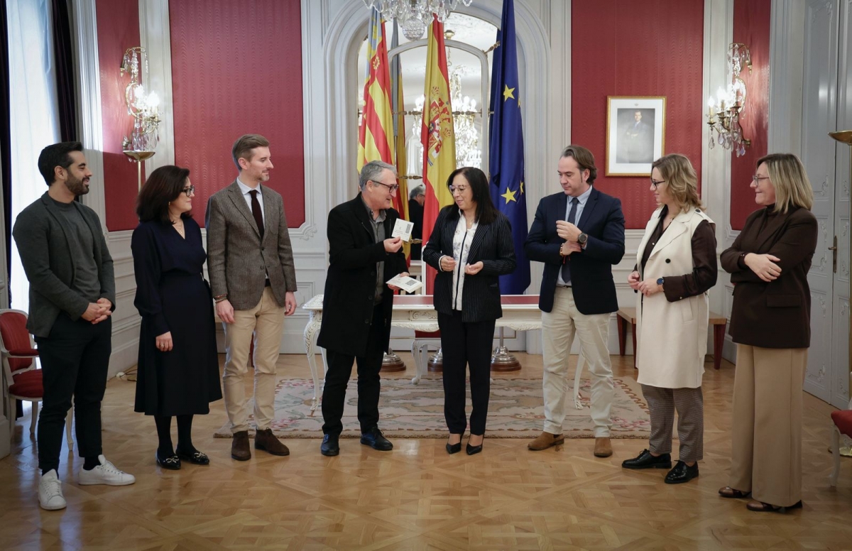 El Síndic Major, Vicent Cucarella, entrega el informe a la presidenta de Les Corts, Llanos Massó.