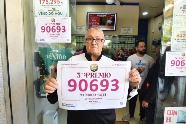 La fortuna viste de chándal en Alicante: José Luis lleva el tercer premio al Hospital de Sant Joan