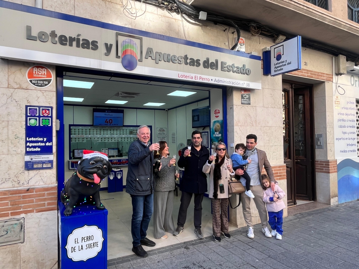 ‘El Perro’ de Murcia vende 100 décimos de un quinto premio y reparte 600.000 euros