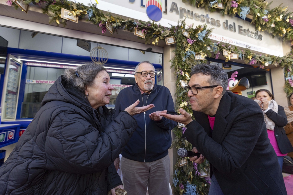 San Pedro del Pinatar rinde un cálido homenaje al actor británico que se convirtió en el 'Calvo de la Lotería'