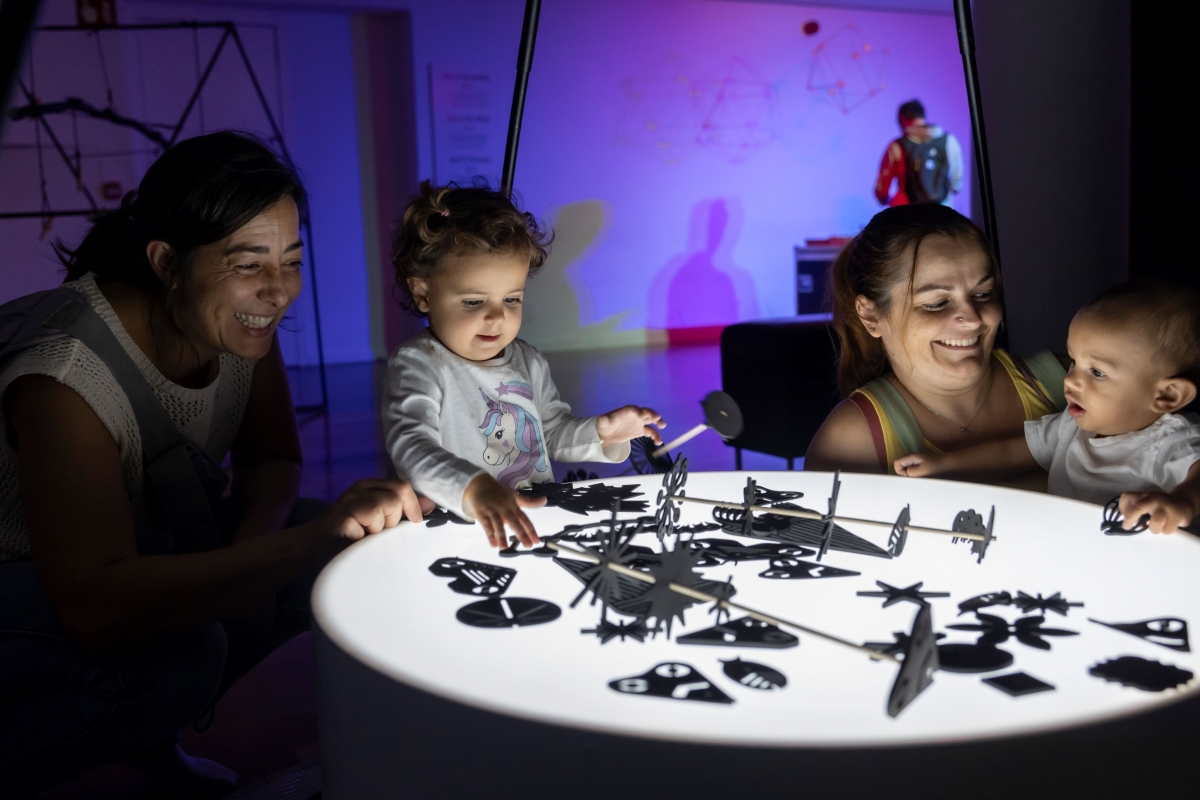 El IVAM propone a las familias con bebés un espacio de juego donde experimentar con la percepción lumínica