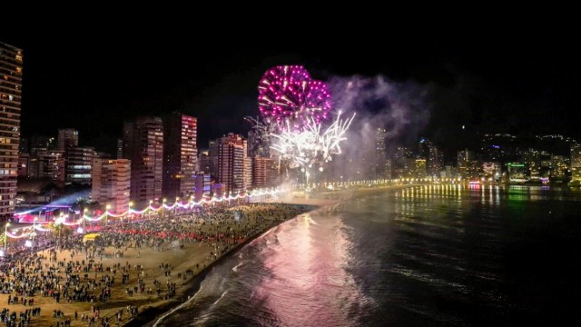 Benidorm despide el 2025 con una gran fiesta en Levante y conexión con Sol y el Big Ben