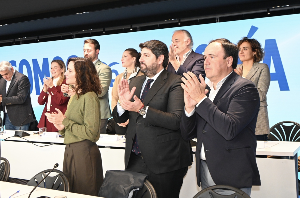 López Miras, entre Isabel Díaz Ayuso y Juanfran Pérez Llorca.