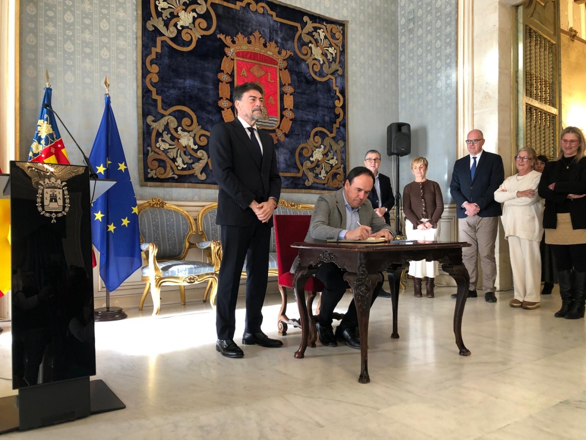 Pérez Llorca reafirma el compromiso inversor con Alicante: Tram, colegios y ¿centro de congresos?