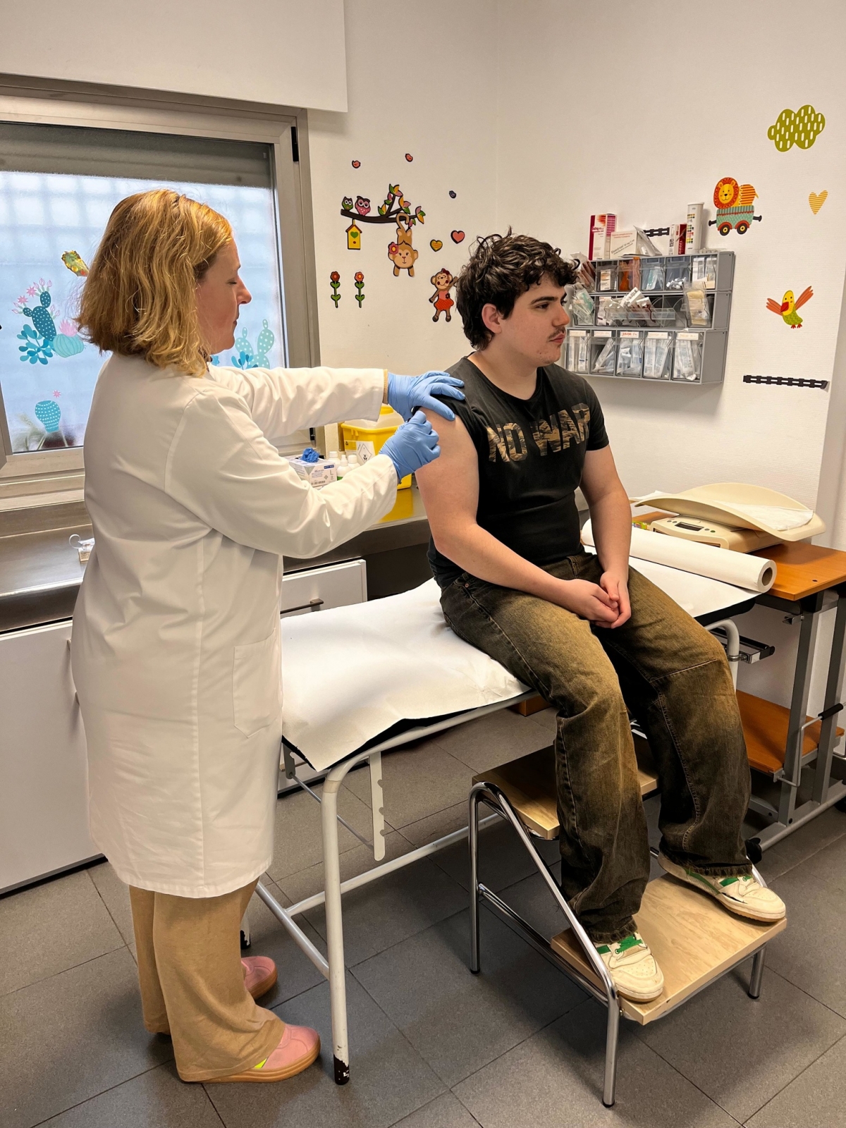 Salud invita a vacunarse a los hombres nacidos entre 1999 y 2003 frente al virus del papiloma humano en la Región 