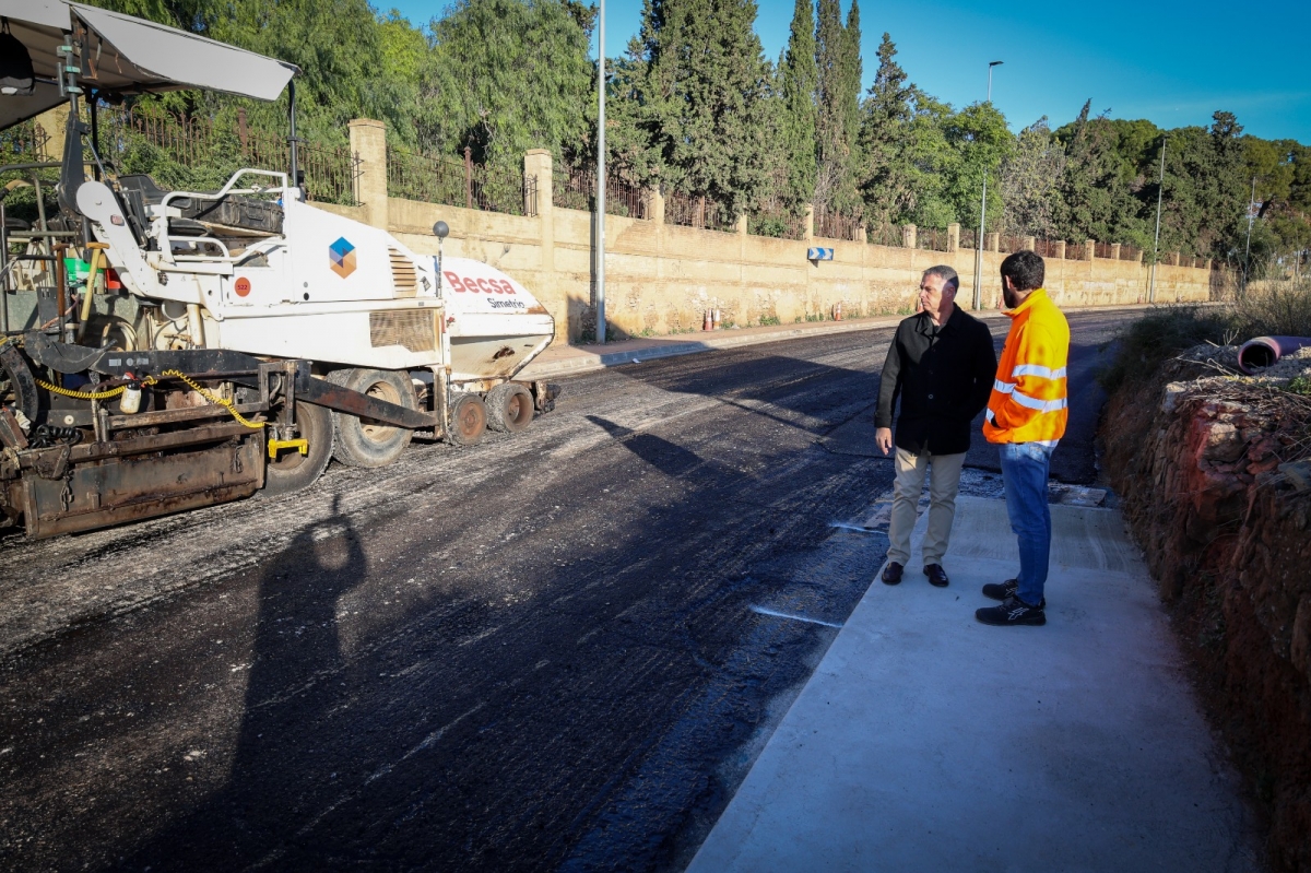 Trabajos de reasfaltado de la carretera a Alaquàs. 