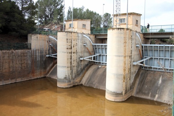La presa del embalse del Argos recupera los desagües dañados por la Dana de 2024