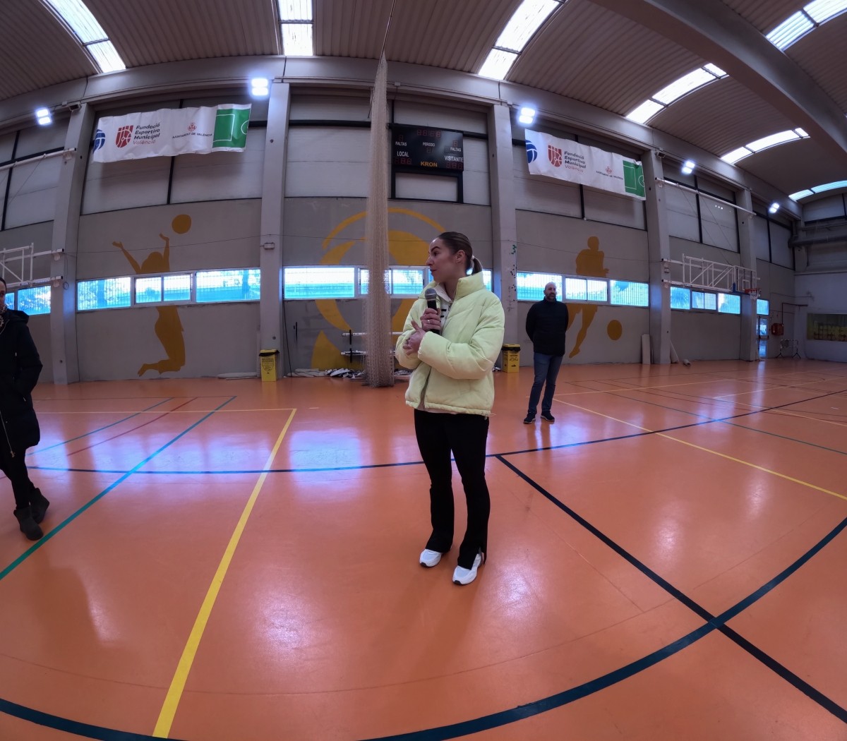 La medallista olímpica Elena López acerca la gimnasia rítmica de élite a València