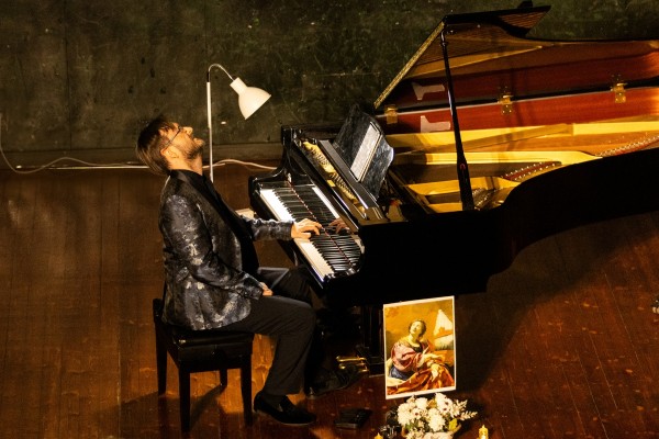 El pianista Manuel López toca el viernes en el Luzzy