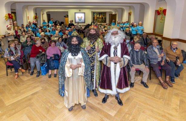 CaixaBank reparte regalos a personas mayores de la Congregación de las Hermanitas de los Ancianos Desamparados de Valencia en la acción solidaria ‘El Árbol de los Sueños’