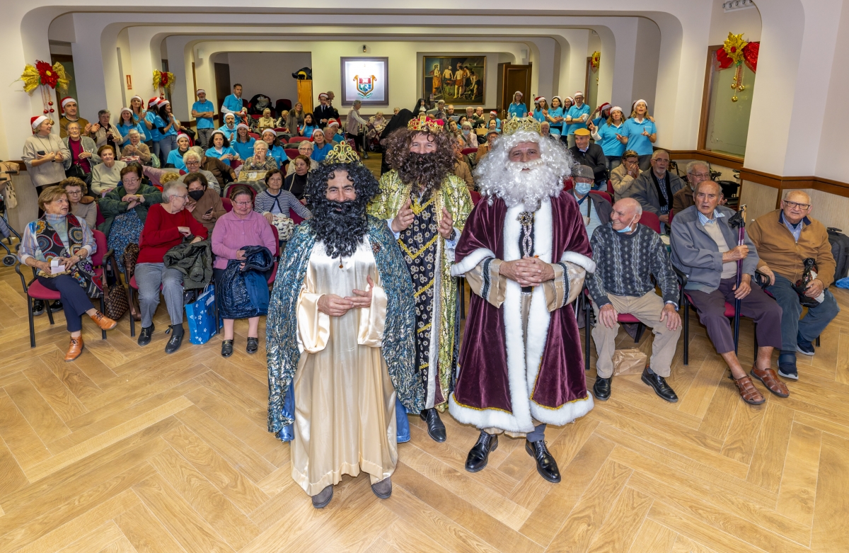 CaixaBank reparte regalos a personas mayores de la Congregación de las Hermanitas de los Ancianos Desamparados de Valencia en la acción solidaria ‘El Árbol de los Sueños’
