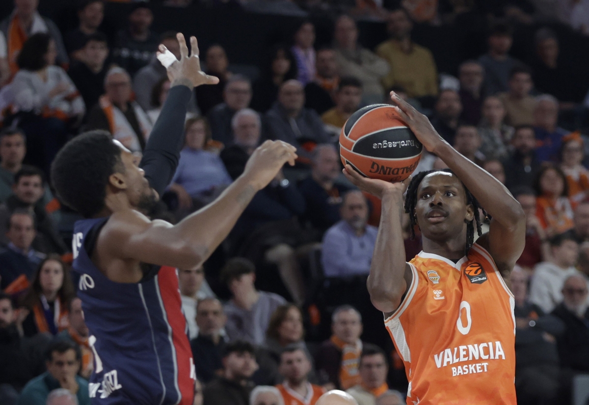 Valencia Basket celebra la Navidad con un trabajado triunfo ante Baskonia
