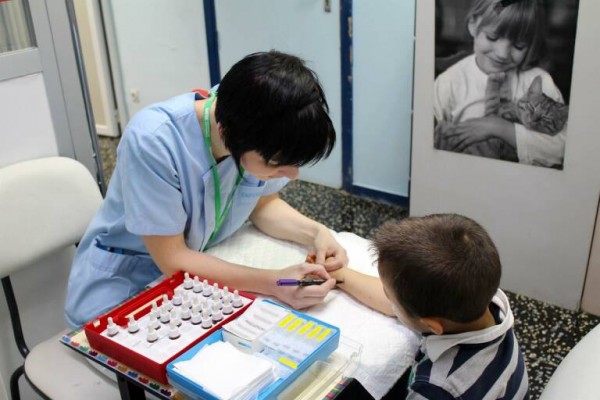 Pediatras alergólogos reclaman un protocolo de alergias en los centros escolares
